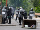 Un grupo de polic&iacute;as responde a las protestas de los mineros del carb&oacute;n