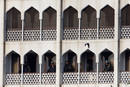 Un grupo de soldados vigilan desde uno de los balcones del hotel Taj