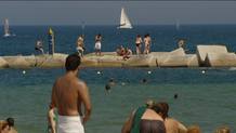 Grupo de turistas en uno de los espigones de las playas de Barcelona Grupo de turistas en uno de los espigones de las playas de Barcelona