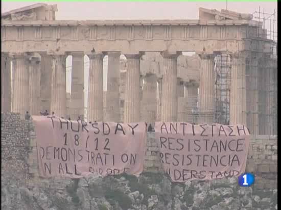 Un grupo de unos 60 j�venes ha colocado una pancarta gigante en el muro del recinto arqueol�gico de la Acr�polis de Atenas con el lema de Resistencia