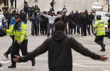 GRUPOS DE DERECHA Y ANTIFACISTAS SE ENFRENTAN EN BIRMINGHAM GRUPOS DE DERECHA Y ANTIFACISTAS SE ENFRENTAN EN BIRMINGHAM