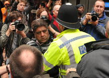 GRUPOS DE DERECHA Y ANTIFACISTAS SE ENFRENTAN EN BIRMINGHAM GRUPOS DE DERECHA Y ANTIFACISTAS SE ENFRENTAN EN BIRMINGHAM
