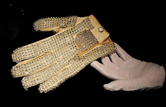 El guante de Michael Jackson vendido en 350.000 d&oacute;lares