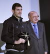 Iker Casillas junto al expresidente de la RFEF Jos&eacute; Luis Roca.