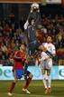 El guardameta de la Rep&uacute;blica Checa, Cech, atrapa el bal&oacute;n en presencia del centrocampista espa&ntilde;ol Sergio Busquets.