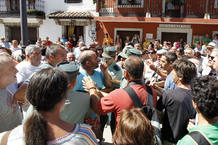 La Guardia Civil interviene para paliar los enfrentamientos entre vecinos y concentrados La Guardia Civil interviene para paliar los enfrentamientos entre vecinos y concentrados