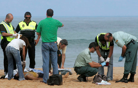 La Guardia Civil rescata en la costa de C�diz siete cad�veres de inmigrantes