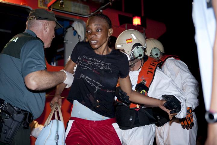 La Guardia Civil y Salvamento Mar&iacute;timo ayudan a desembarcar a inmigrantes subsaharianos
