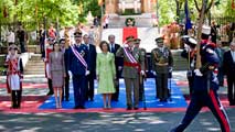 Ir al Video&nbsp;La guardia real recibe a los reyes en el desfile de las Fuerzas Armadas