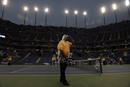 Guardias de seguridad vigilan la cancha despu&eacute;s de que se ordenara la suspensi&oacute;n de la final.