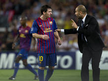 El t&eacute;cnico del FC Barcelona, Josep Guardiola, da instrucciones a su jugador, el argentino Leo Messi