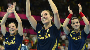 Ver v&iacute;deo  'Las 'guerreras' del balonmano velan armas antes de la semifinal ante Montenegro'