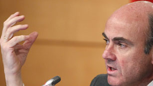 Ver v&iacute;deo  'De Guindos anuncia que la reforma financiera abaratar&aacute; los precios de la vivienda'