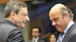 Ver v&iacute;deo  'Guindos: la ayuda directa a los bancos "est&aacute; encima de la mesa" y la petici&oacute;n formal del rescate para la banca ser&aacute; "inmediata"'