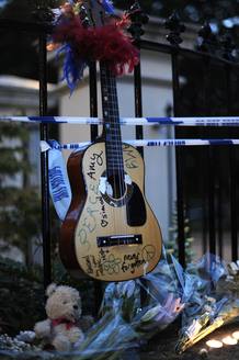 Una guitarra con mensajes de despedida para la cantante de 27 a&ntilde;os, que falleci&oacute; el pasado s&aacute;bado, es uno de los presentes con los que sus fans han querido homenajear a Amy Winehouse.