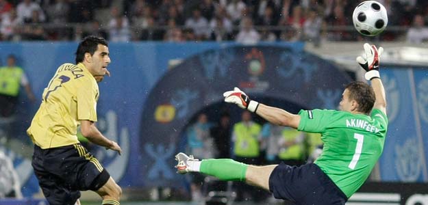 Güiza culmina con una vaselina la jugada del segundo gol ante Rusia, tras un gran pase de Fábregas. Güiza culmina con una vaselina la jugada del segundo gol ante Rusia, tras un gran pase de Fábregas.