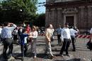 Habitantes de M&oacute;dena se re&uacute;nen frente a la iglesia Voto, asustados por el temblor