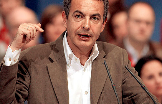 Zapatero: "No habr&aacute; recortes de las partidas sociales por la crisis"