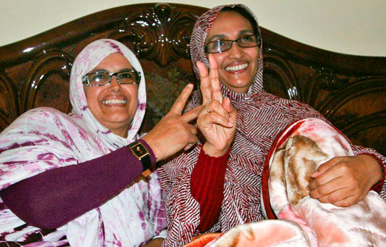 Aminatu Haidar ya est&aacute; en su casa del Ai&uacute;n, rodeada de su familia