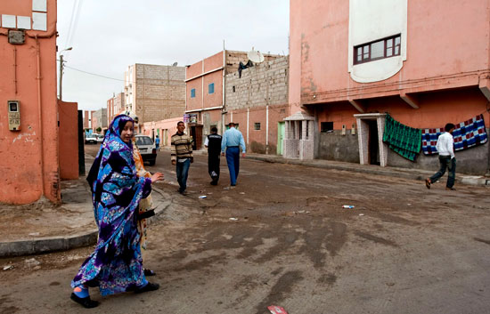 Aminatu Haidar pasa el d&iacute;a en casa con su familia