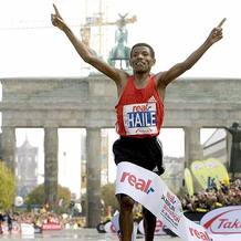 Haile Gebrselassie celebra su victoria en el marat&oacute;n de Berl&iacute;n 2007.