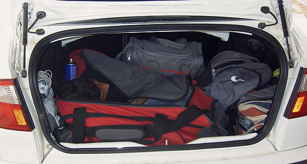 Fotografía facilitada por la Guardia Civil que muestra al inmigrante encontrado en el interior de una bolsa de deportes. Fotografía facilitada por la Guardia Civil que muestra al inmigrante encontrado en el interior de una bolsa de deportes.