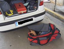 Hallan un inmigrante dentro de un maletero en el interior de una bolsa de deportes Hallan un inmigrante dentro de un maletero en el interior de una bolsa de deportes
