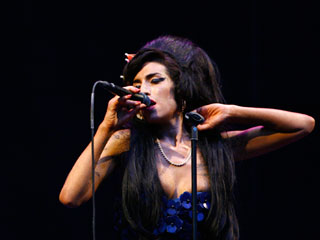 Ver v&iacute;deo  'Hallan muerta en su domicilio de Londres a Amy Winehouse'