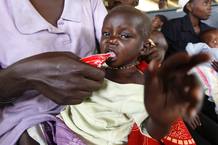 Una mujer turkana ofrece comida del Programa Mundial de Alimentos (PMA) a su hijo malnutrido en el hospital del distrito de Lodwar, Turkana, noroeste de Kenia. Una mujer turkana ofrece comida del Programa Mundial de Alimentos (PMA) a su hijo malnutrido en el hospital del distrito de Lodwar, Turkana, noroeste de Kenia.