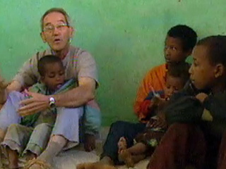 Ver v&iacute;deo  'Hambruna en Etiop&iacute;a: La experiencia del religioso espa&ntilde;ol &Aacute;ngel Olaran (2003)'