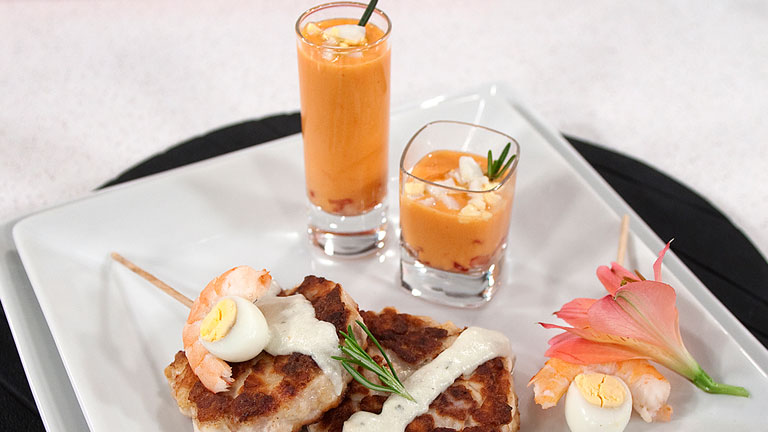 Saber Cocinar - Hamburguesas de pescado con chupito de salmorejo y langostinos