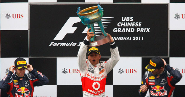 Hamilton celebra su victoria en el GP de China, donde Vettel (d) y Webber (i) tambi&eacute;n han subido al podio.