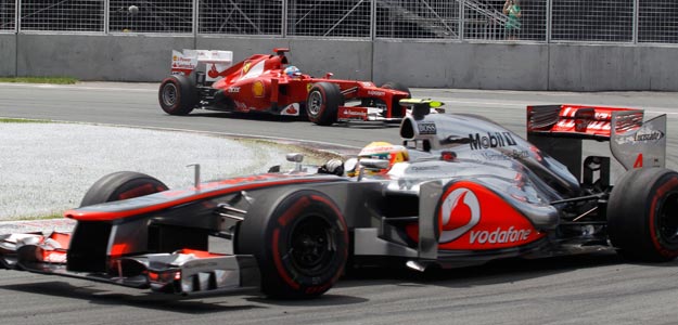 Hamilton conduce su McLaren en Canadá, seguido por Fernando Alonso con su Ferrari Hamilton conduce su McLaren en Canadá, seguido por Fernando Alonso con su Ferrari