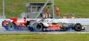La mala salida de Hamilton le precipit&oacute; a embestir a los Ferrari en la salida, lo que le cost&oacute; un pase por la calle de boxes.