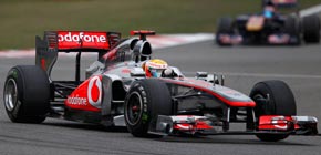 Hamilton planta cara a Vettel y le arrebata la victoria en China