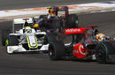 El piloto de McLaren, Lewis Hamilton, delante del tambi&eacute;n brit&aacute;nico Jenson Button (Brawn GP).