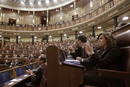 La hasta ahora portavoz del PP en el Congreso de los Diputados, Soraya S&aacute;enz de Santamar&iacute;a, y la bancada popular aplaude a Mariano Rajoy durante su discurso.