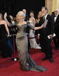 Helen Mirren ha escogido a una compatriota, la veterana dise&ntilde;adora Vivienne Westwood. El vestido es de escote cuadrado con mangas