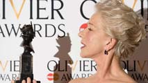 Ir al Video&nbsp;Helen Mirren triunfa como "mejor actriz" en los premios Olivier de teatro