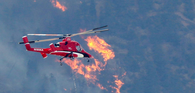 Un helic&oacute;ptero antiincendios trabaja en Waldo Cayon, cerca de Colorado Springs, en EE.UU.