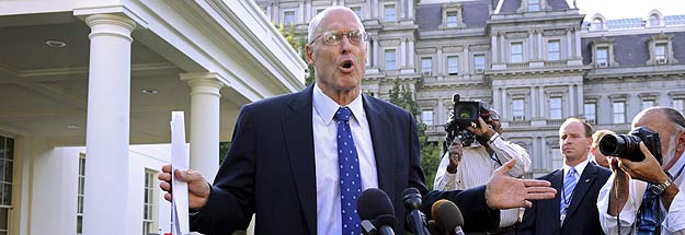 Henry Paulson habla con la prensa tras su reuni&oacute;n en la Casa Blanca.