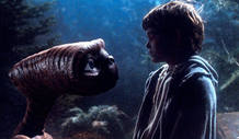 Henry Thomas y ET en una escena de la pel&iacute;cula
