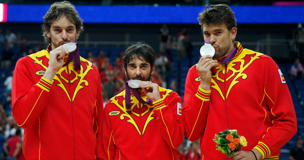 Los hermanos Gasol y Navarro muestran orgullosos la medalla de plata Los hermanos Gasol y Navarro muestran orgullosos la medalla de plata