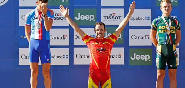 Hermida celebra en el podio su victoria en el Mundial de 'mountain bike'