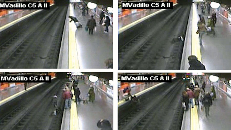 Un policía salva a una mujer tras caer a las vías en el metro de Madrid Un policía salva a una mujer tras caer a las vías en el metro de Madrid