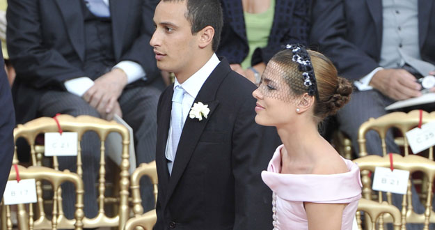 La hija de la Princesa Carolina de Mónaco, Carlota Casiraghi (a la derecha) y su novio en la boda. La hija de la Princesa Carolina de Mónaco, Carlota Casiraghi (a la derecha) y su novio en la boda.