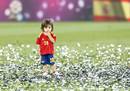 El hijo de Cazorla en en campo del estadio ol&iacute;mpico de Kiev