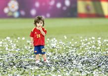 El hijo de Cazorla en en campo del estadio ol&iacute;mpico de Kiev