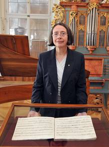 Hildegard Herrmann-Schneider, con la partitura de Mozart