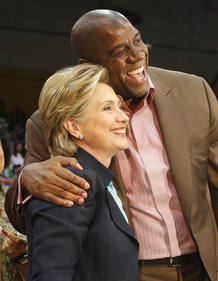 La candidata democrata Hillary Clinton en un acto electoral en las primarias americanas en el que cont&oacute; con el apoyo de Earvin 'Magic' Johnson.